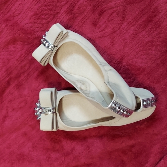 Tan & Silver Spiked Gianni Bini Flats Size 6M - Picture 1 of 7